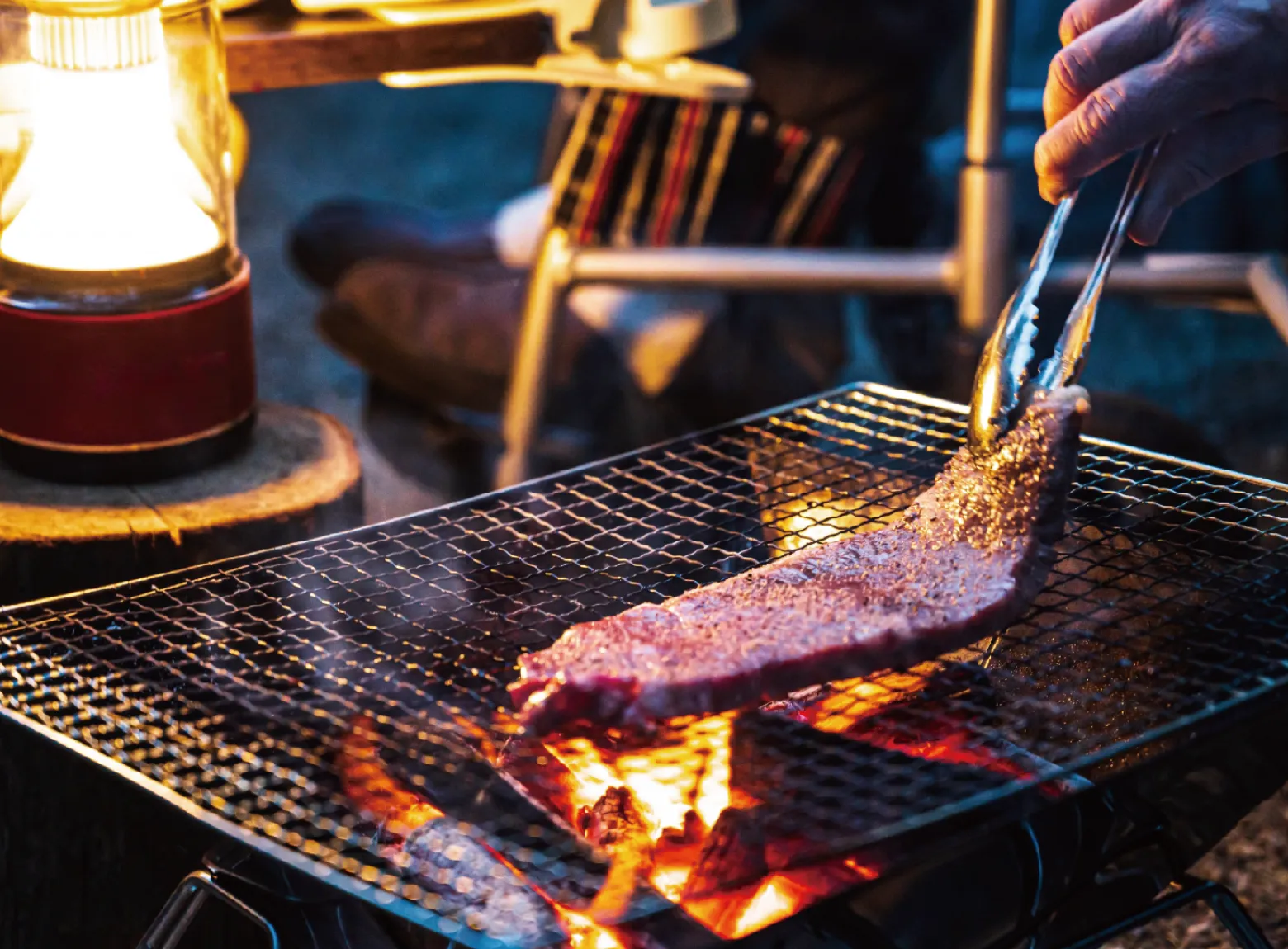 伊豆のパノラマ絶景を望む屋根付きテラスでのプライベートBBQシーン
